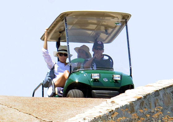 زوجة ساركوزي بالبكيني البني وعلامات الحمل ظاهرة عليها  صورة رقم 1