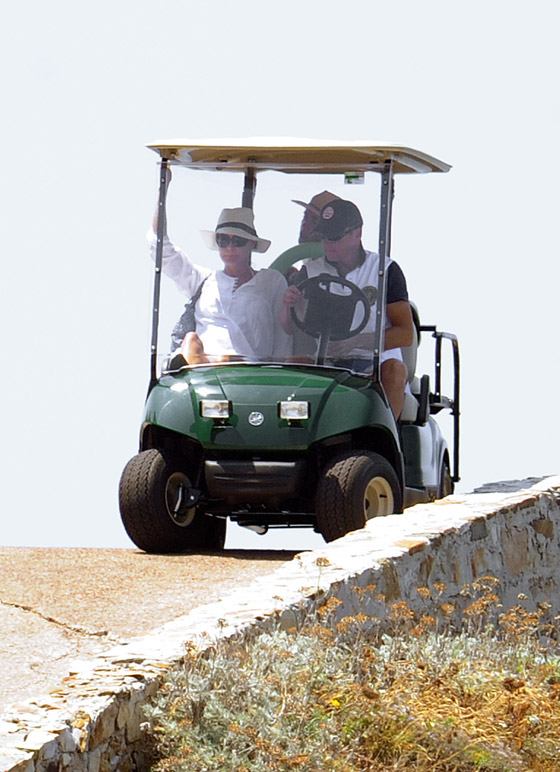 زوجة ساركوزي بالبكيني البني وعلامات الحمل ظاهرة عليها  صورة رقم 5