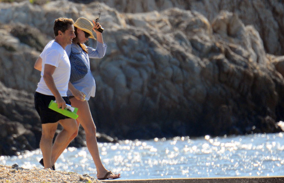 زوجة ساركوزي بالبكيني البني وعلامات الحمل ظاهرة عليها  صورة رقم 4