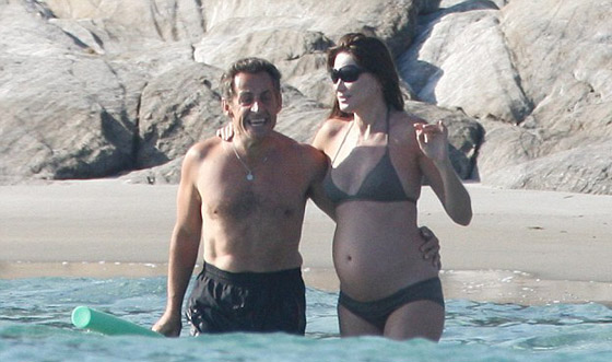 زوجة ساركوزي بالبكيني البني وعلامات الحمل ظاهرة عليها  صورة رقم 7