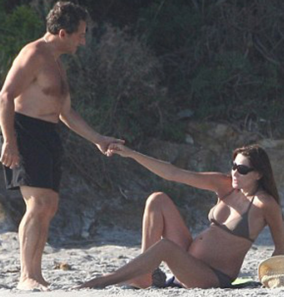 زوجة ساركوزي بالبكيني البني وعلامات الحمل ظاهرة عليها  صورة رقم 8