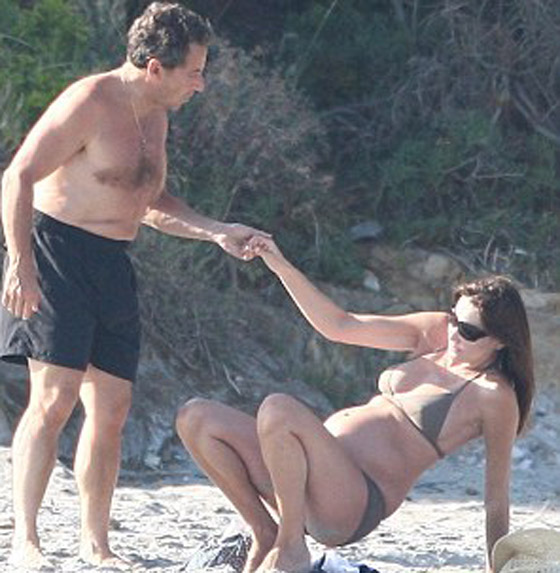 زوجة ساركوزي بالبكيني البني وعلامات الحمل ظاهرة عليها  صورة رقم 11