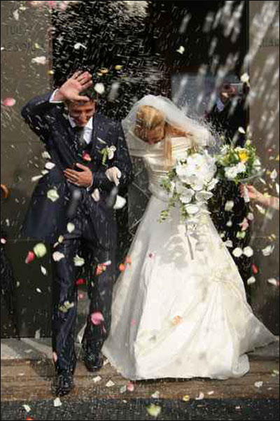 السعودية: عريس يسقط عروسه ارضا اثناء الزفاف وينفجر بالبكاء! صورة رقم 1