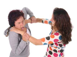 الكويت: فتاة تتعدى على سيدتين بسبب اولوية المرور!! صورة رقم 1 الكويت: فتاة تتعدى على سيدتين بسبب اولوية المرور!! صورة رقم 1