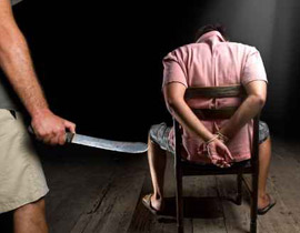 ابتز امرأة وصورها الغير محتشمه.. فحكم عليه بقطع عنقه بالسيف! صورة رقم 1