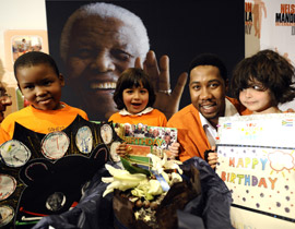 بالصور.. الأطفال يحتفلون بعيد ميلاد نيلسون مانديلا!  صورة رقم 1