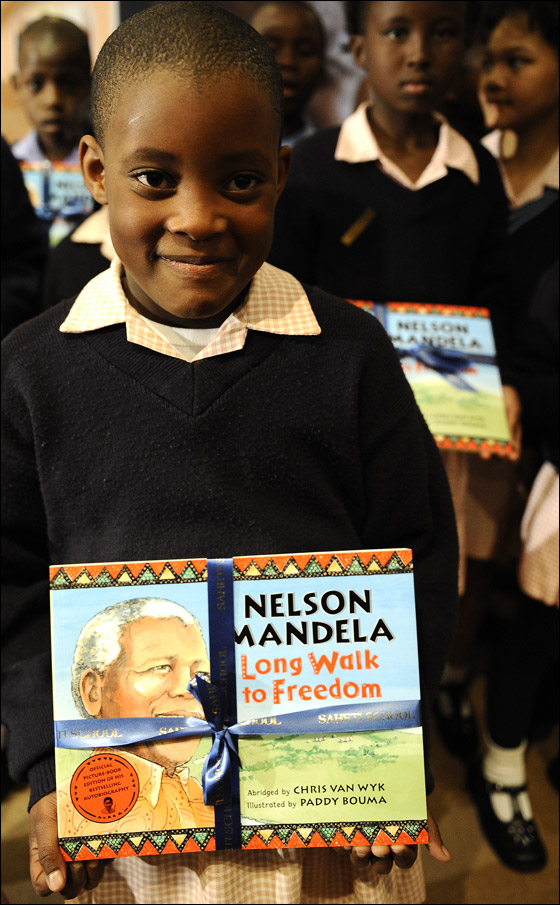 بالصور.. الأطفال يحتفلون بعيد ميلاد نيلسون مانديلا!  صورة رقم 11