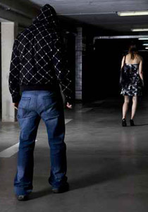 5 شباب يهددون فتاة بكلب متوحش ويغتصبونها في منزل مهجور! صورة رقم 1