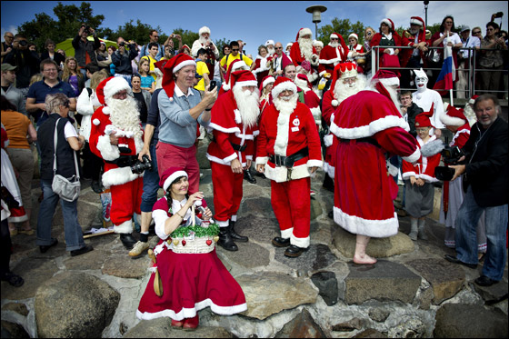 بالصور.. 120 بابا نويل يحضرون 