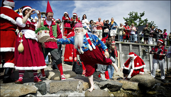 بالصور.. 120 بابا نويل يحضرون 