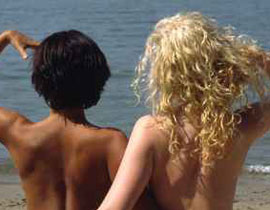 خلعت الجزء العلوي من ملابسها على الشاطئ.. فحصلت على 25 الف يورو! صورة رقم 1