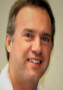 طبيب يجري عمليات جراحية بمساعدة عامل مقهى ويقتل ثلاثة!! صورة رقم 1