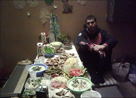 صور احتفال رئيس عصابة روسي بعيد ميلاده في الزنزانة تثير الغضب صورة رقم 2