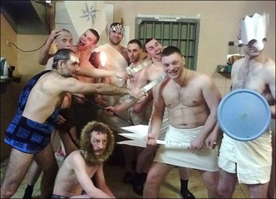 صور احتفال رئيس عصابة روسي بعيد ميلاده في الزنزانة تثير الغضب صورة رقم 3