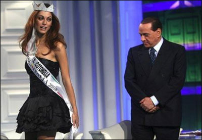 بالصور: لقطات حرجة لمشاهير يبصبصون على مفاتن حسناوات!! صورة رقم 2