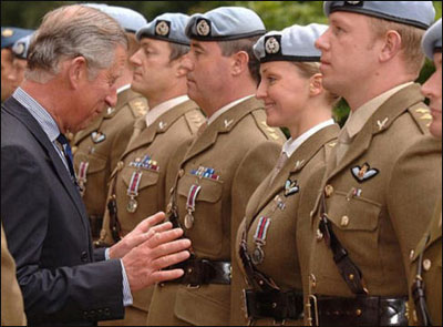 بالصور: لقطات حرجة لمشاهير يبصبصون على مفاتن حسناوات!! صورة رقم 5