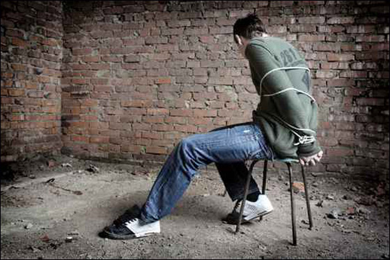 4 شبان يختطفون مثلي الميول ويتناوبون على اغتصابه بالكويت! صورة رقم 1