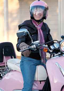 ايرانيتان تمارسان هواية سباق الدراجات رغم حظرها على النساء صورة رقم 1