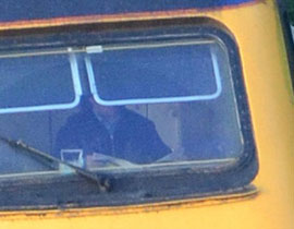 قرأ الصحيفة خلال قيادته للقطار.. فتم توقيفه عن العمل! صورة رقم 1