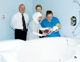 لاول مرة في الامارات.. الولادة تحت الماء! صورة رقم 1