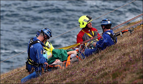 امضت 20 ساعة في سيارتها المترنحة على حافة منحدر ونجت!! صورة رقم 3