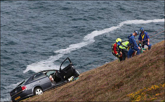 امضت 20 ساعة في سيارتها المترنحة على حافة منحدر ونجت!! صورة رقم 4