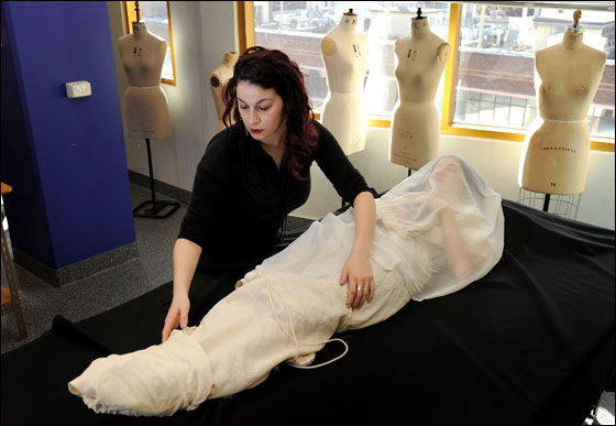 مصممة أزياء تبدع في تصميم أكفان صديقة للبيئة!!  صورة رقم 5