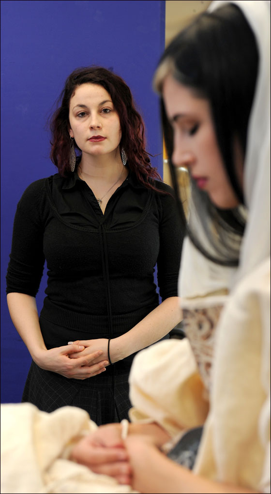 مصممة أزياء تبدع في تصميم أكفان صديقة للبيئة!!  صورة رقم 4