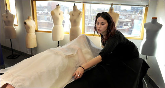 مصممة أزياء تبدع في تصميم أكفان صديقة للبيئة!!  صورة رقم 9