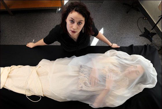 مصممة أزياء تبدع في تصميم أكفان صديقة للبيئة!!  صورة رقم 6