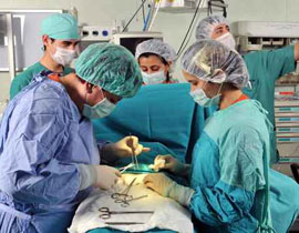  سئم انتظار الاجراءات الطبية فاجرى عملية لنفسه بالسكين صورة رقم 1