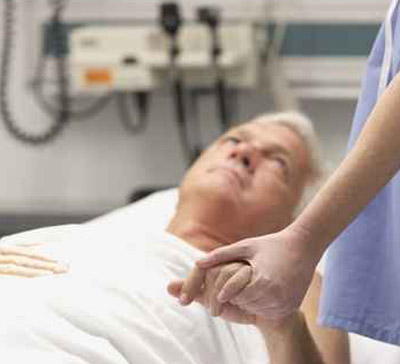 مسن تجاوز المئة ينجو باعجوبة بعد سقوطه من الطابق الثاني!! صورة رقم 1