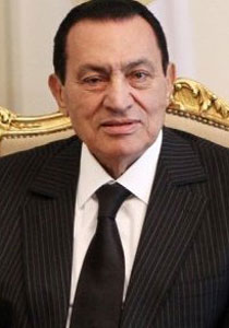 مبارك سيطل بقفص حديدي محاطا باسلاك برفقة نجليه خلال محاكمتهم صورة رقم 2