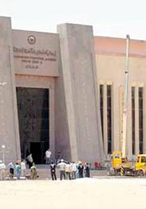 مبارك سيطل بقفص حديدي محاطا باسلاك برفقة نجليه خلال محاكمتهم صورة رقم 1