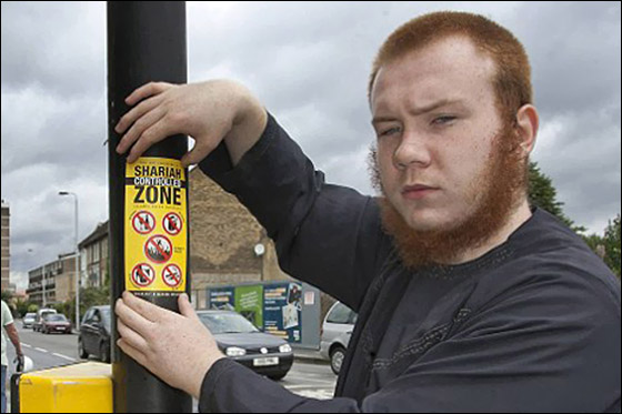 الحبس لمسلمين شوها لوحات اعلانية لفتيات عاريات!!  صورة رقم 2