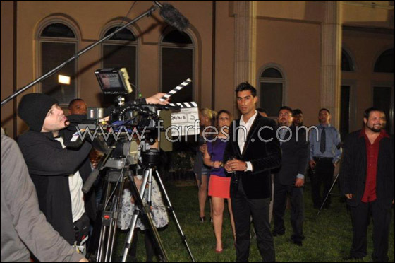 ملك جمال العرب أدم صباغ يوقع ماركة عالمية!!  صورة رقم 4