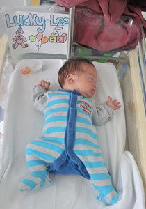 طفل ينجو باعجوبة بعد ان نزف كل دمائه وتوقف نبضه عقب ولادته!! صورة رقم 1