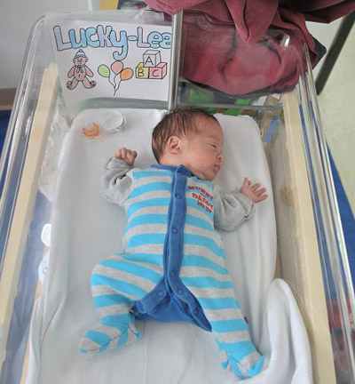 طفل ينجو باعجوبة بعد ان نزف كل دمائه وتوقف نبضه عقب ولادته!! صورة رقم 3