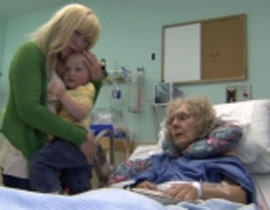 حيوان اللاما الأليف يدوس امرأة سبعينية ويحطم عظامها!! صورة رقم 1