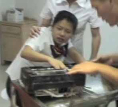 صينية قطع اصبعيها خلال تنظيفها آلة لتمزيق الورق! صورة رقم 1