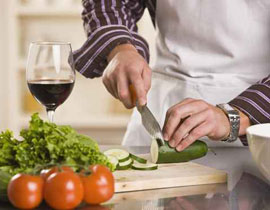 تطلب الطلاق لان زوجها يصر على اعداد الطعام بنفسه! صورة رقم 1