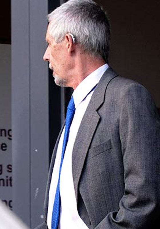 مالك فندق يشبع رغباته النوعية بالتلصص على زبائنه! صورة رقم 1