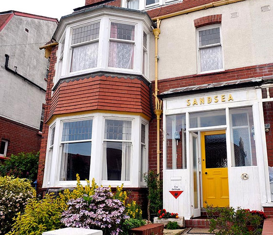 مالك فندق يشبع رغباته النوعية بالتلصص على زبائنه! صورة رقم 2