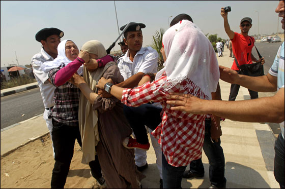 تأجيل محاكمة مبارك الى 5 سبتمبر وقرار بوقف بثها تلفزيونيا صورة رقم 11