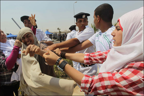 تأجيل محاكمة مبارك الى 5 سبتمبر وقرار بوقف بثها تلفزيونيا صورة رقم 10