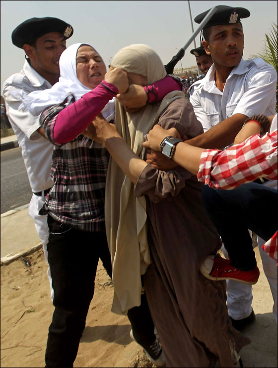 تأجيل محاكمة مبارك الى 5 سبتمبر وقرار بوقف بثها تلفزيونيا صورة رقم 12