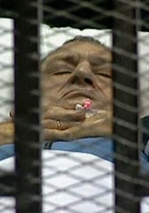 تأجيل محاكمة مبارك الى 5 سبتمبر وقرار بوقف بثها تلفزيونيا صورة رقم 1