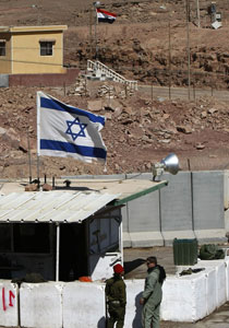 قتلى وجرحى في هجوم على حافلة وجنود اسرئيليين قرب ايلات صورة رقم 1