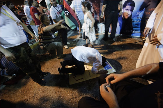 ثوار ليبيا يزحفون على القذافي بيت بيت زنغة زنغة  صورة رقم 2