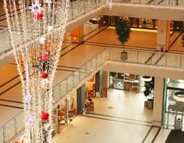 شاب كويتي يحطم اغلى ثريا بالعالم.. بحذائه!! صورة رقم 1